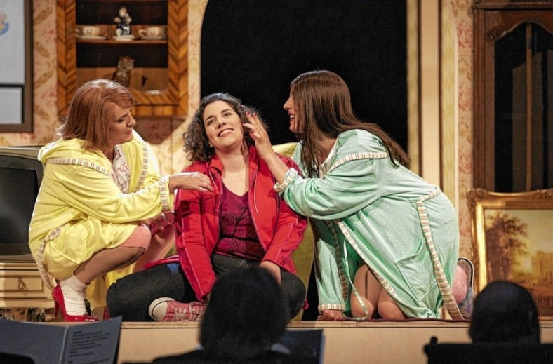 Diana Haller (al centro) come Cenerentola alla Staatsoper Stuttgart. Foto ©A. T. Schaefer