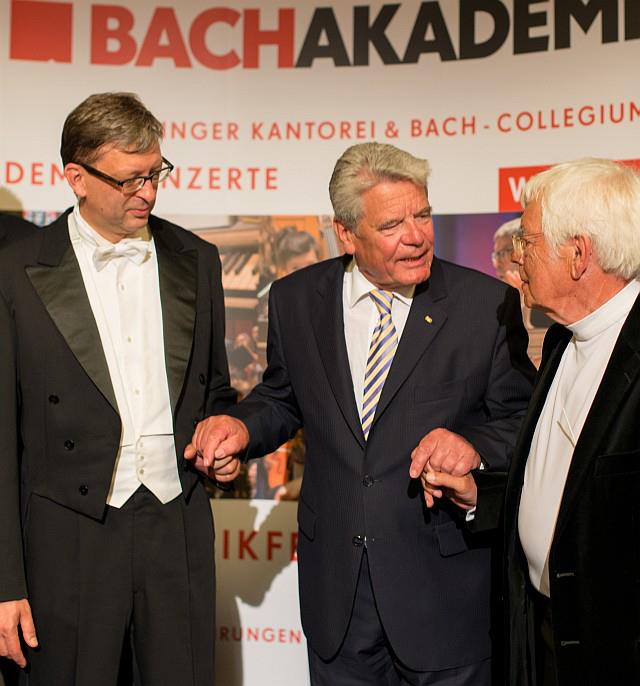 Il Bundespräsident Joachim Gauck insieme a Helmuth Rilling e Hans-Cristoph Rademann. Foto ©Holger Schneider