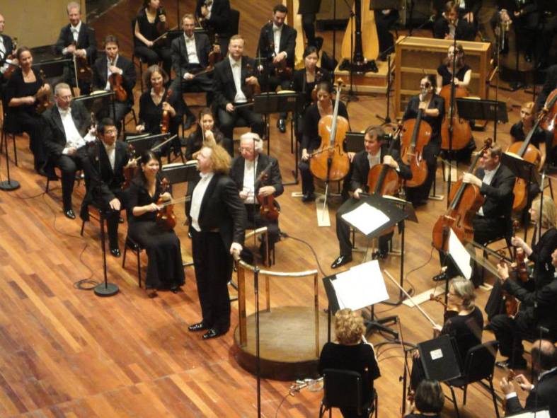 Stéphane Denève e la RSO des SWR alla fine del concerto alla Royal Concert Hall di Nottingham