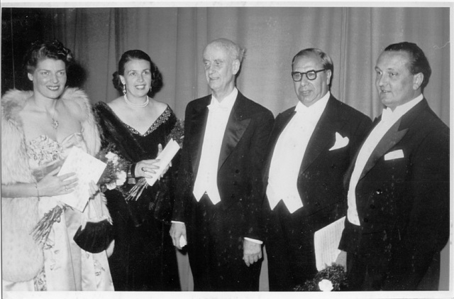 Wolfgang Windgassen (ultimo a destra) con Wilhelm Furtwängler, Gré Brouwenstijn, Ira Malaniuk e Ludwig Weber dopo l' esecuzione della Nona Sinfonia di Beethoven a Bayreuth, il 9 agosto 1954