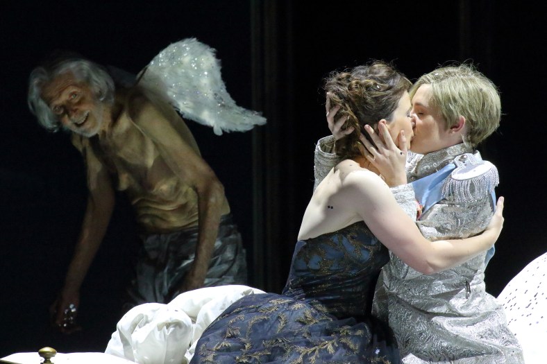 Der_Rosenkavalier_2022_Amor_L.Redpath_M._Petersen_c_W._Hoesl
