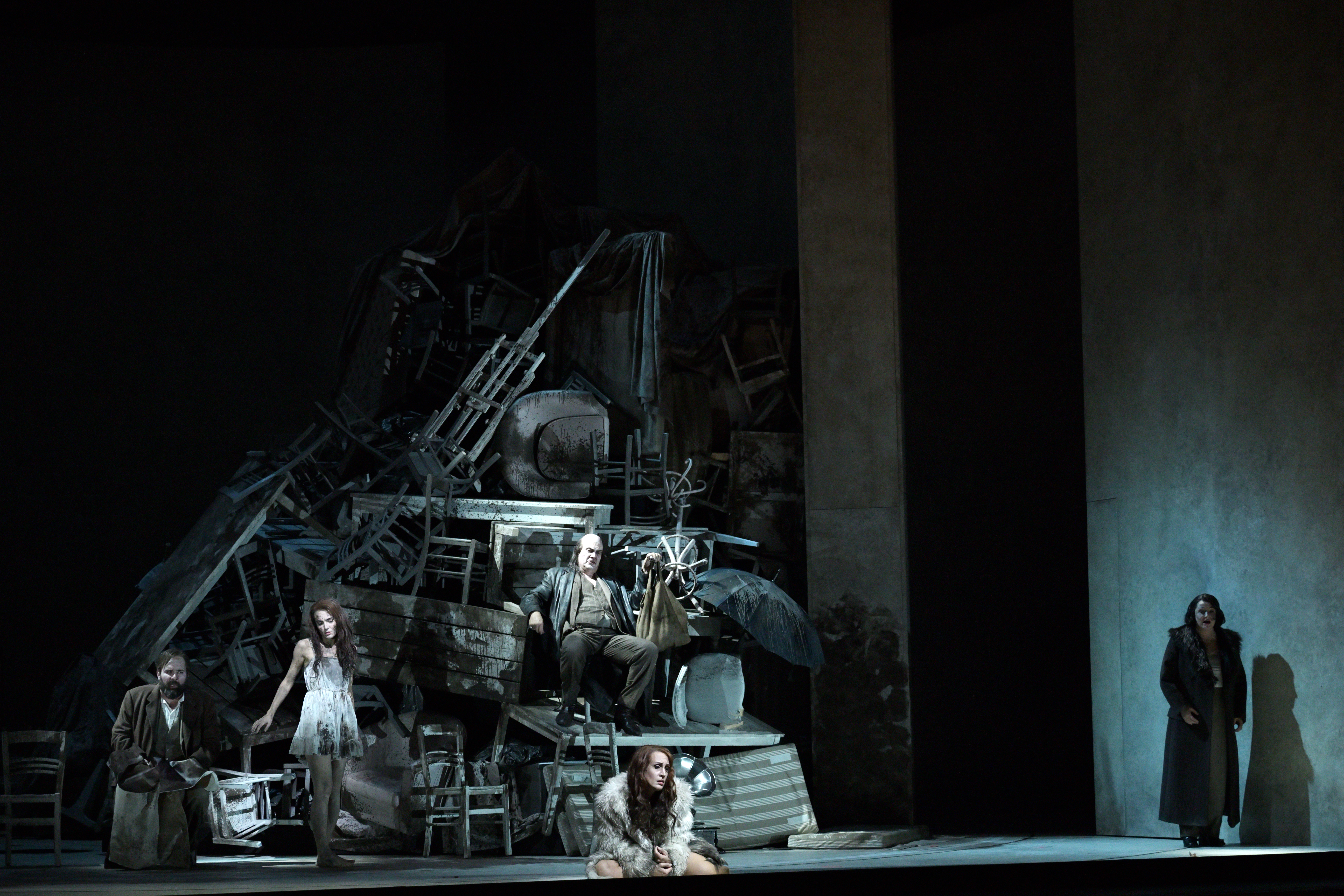 LULU | Alban Berg | Premiere 03.11.2024 Oper Frankfurt/M.Musikalische Leitung Thomas GuggeisInszenierung Nadja LoschkyBühnenbild Katharina Schlipf
Kostüme
Irina Spreckelmeyer
Licht
Jan Hartmann
Konzeptionelle Mitarbeit
Yvonne G